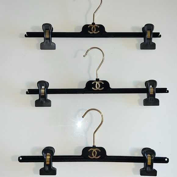 3 pcs Gold plated Chanel CC auth black velvet hangers boutique pant skirt jacket - Picture 6 of 7